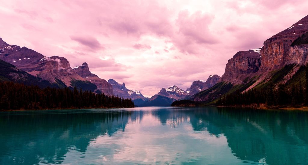 maligne-lake-in-canada-wallpaper